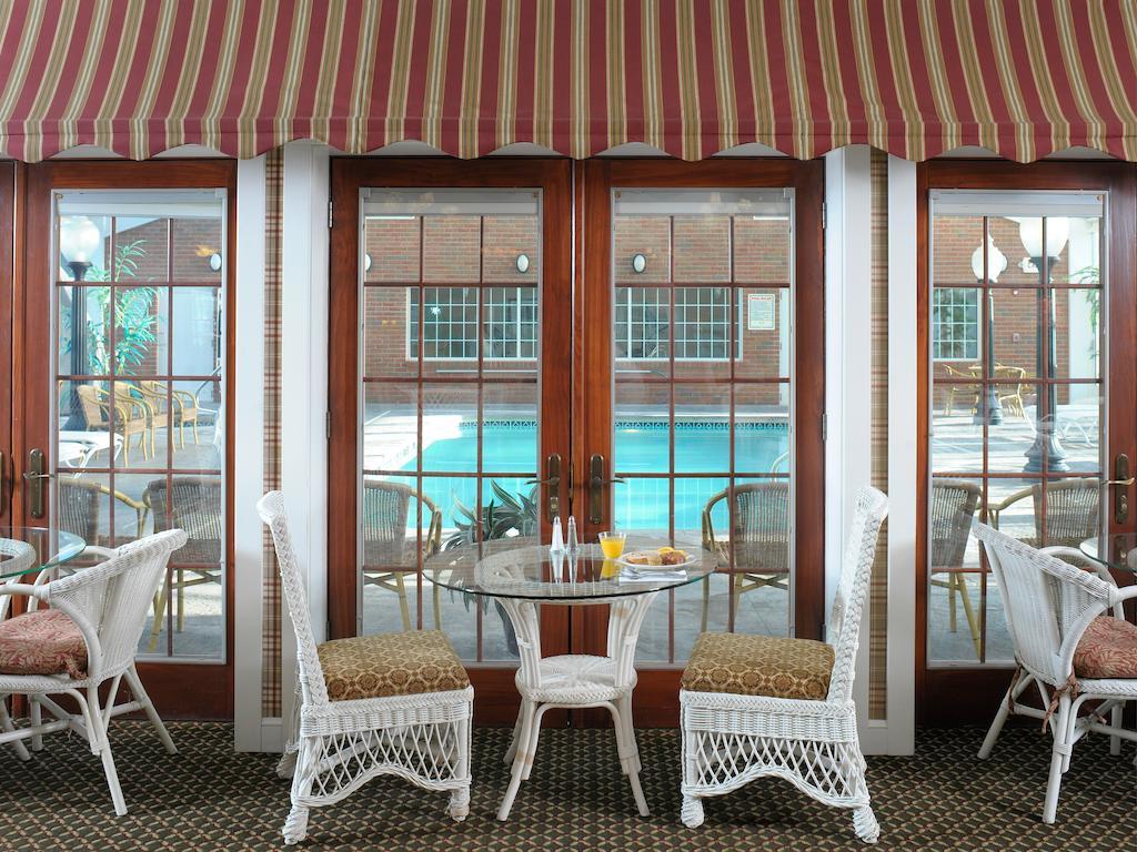 Carlisle Inn Sugarcreek Exterior photo