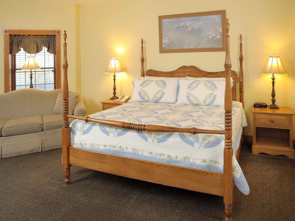Carlisle Inn Sugarcreek Room photo