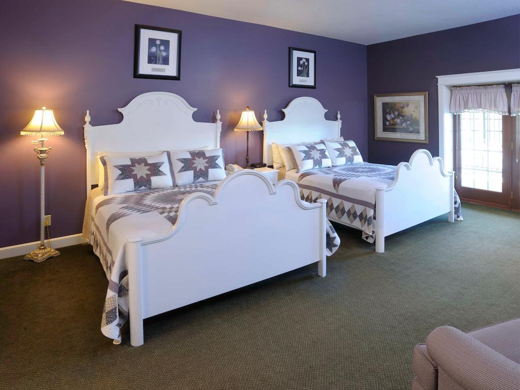 Carlisle Inn Sugarcreek Room photo
